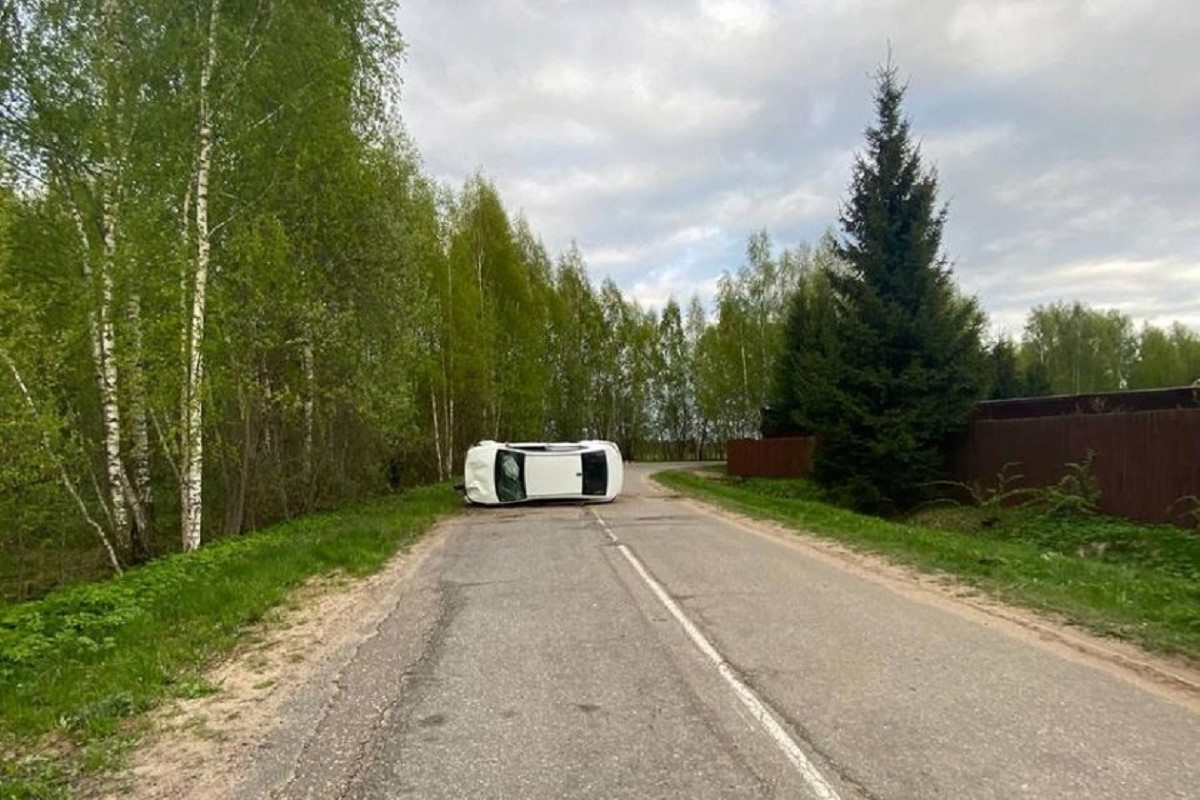 В Тверской области опрокинулась легковушка. Есть пострадавшие: Водитель иномарки неправильно выбрал скорость и не сумел выйти из поворота.