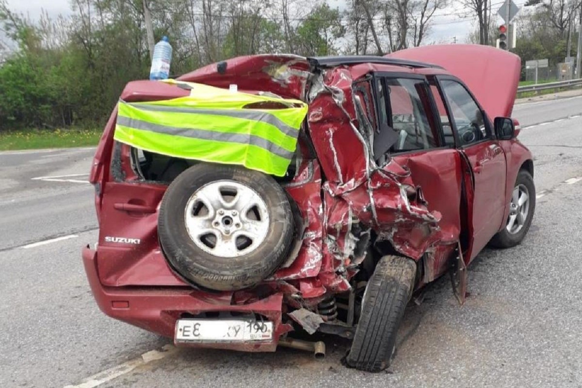КамАЗ смял легковушку на М-10 в Тверской области: Водитель грузовика уснул за рулем.