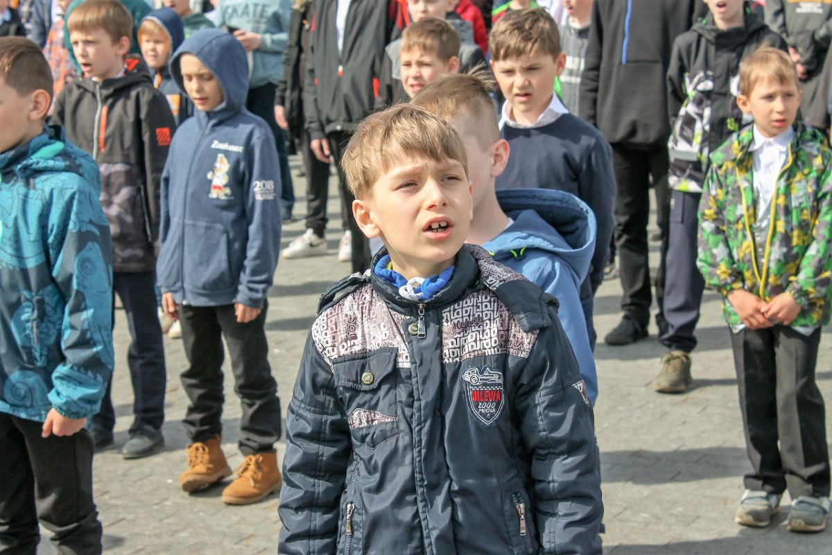У Ржевского мемориала Советскому солдату выступил сводный хор в составе 400 человек: Мероприятие состоялось в рамках V юбилейного Международного фестиваля хоров мальчиков и юношей "Волжский хоровой собор".