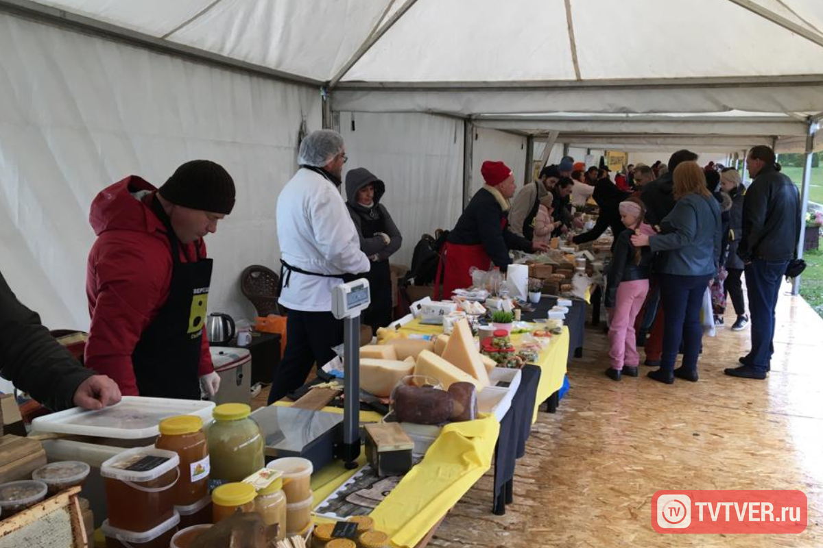 В Тверской области поставили рекорд по приготовлению глинтвейна: Рекорд был поставлен на сырном фестивале.